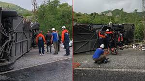 Van-Bitlis karayolunda yolcu otobüsüyle tır çarpıştı! 2 ölü, 30 yaralı
